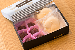 漱石もなか(2個入/810円)は、最中の皮に3つずつのしずくあん入り。