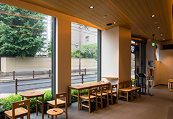 大きな窓が特徴の店内では羽二重団子や甘味を賞味できる。