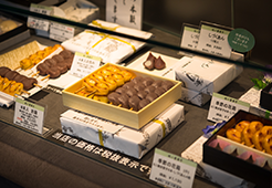 一貫伝承の羽二重団子のほか、さまざまな商品が並ぶ。