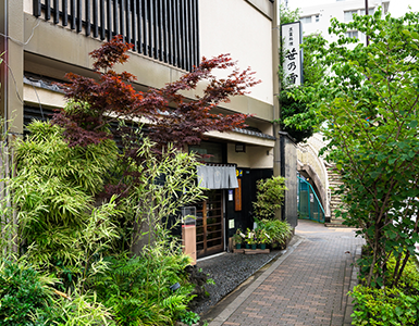 正岡子規、河鍋暁斎、夏目漱石など、名だたる文人墨客が訪れている。