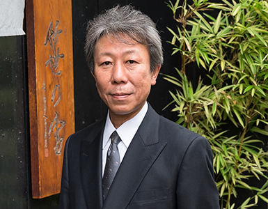 「9代目当主が、料理店に『腐る』という字はふさわしくないという理由で『豆富』と記すようになりました」と「豆富」の由来を話す11代目当主の奥村喜一郎氏。
