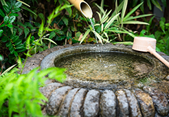 店前にあるつくばいには井戸水が流れる。