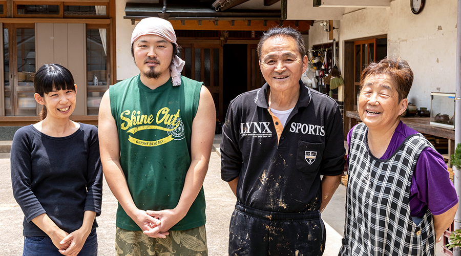 右から奥様の恵子さん、当主・晴夫さん、息子の元寿さん、お嫁さんの慈子さん。