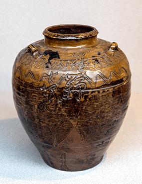江戸時代後期の古星野「三耳付葉茶壺(みつみみつきはちゃつぼ)」古陶星野焼展示館蔵