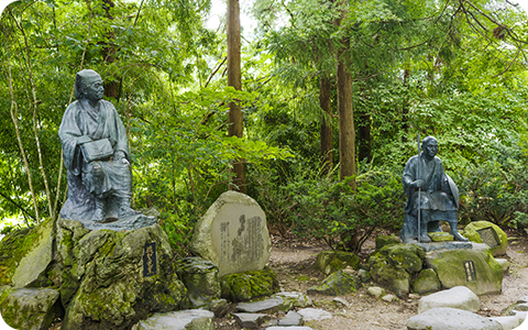 立石寺境内の、芭蕉と曾良の像。写真提供/山形県観光物産協会