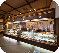 200年以上の歴史を誇る栗菓子の老舗の店内。