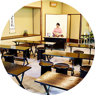 椅子に腰かけて行う立礼茶席は要予約。
